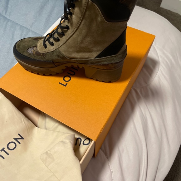 Boots - Picture 3 of 4